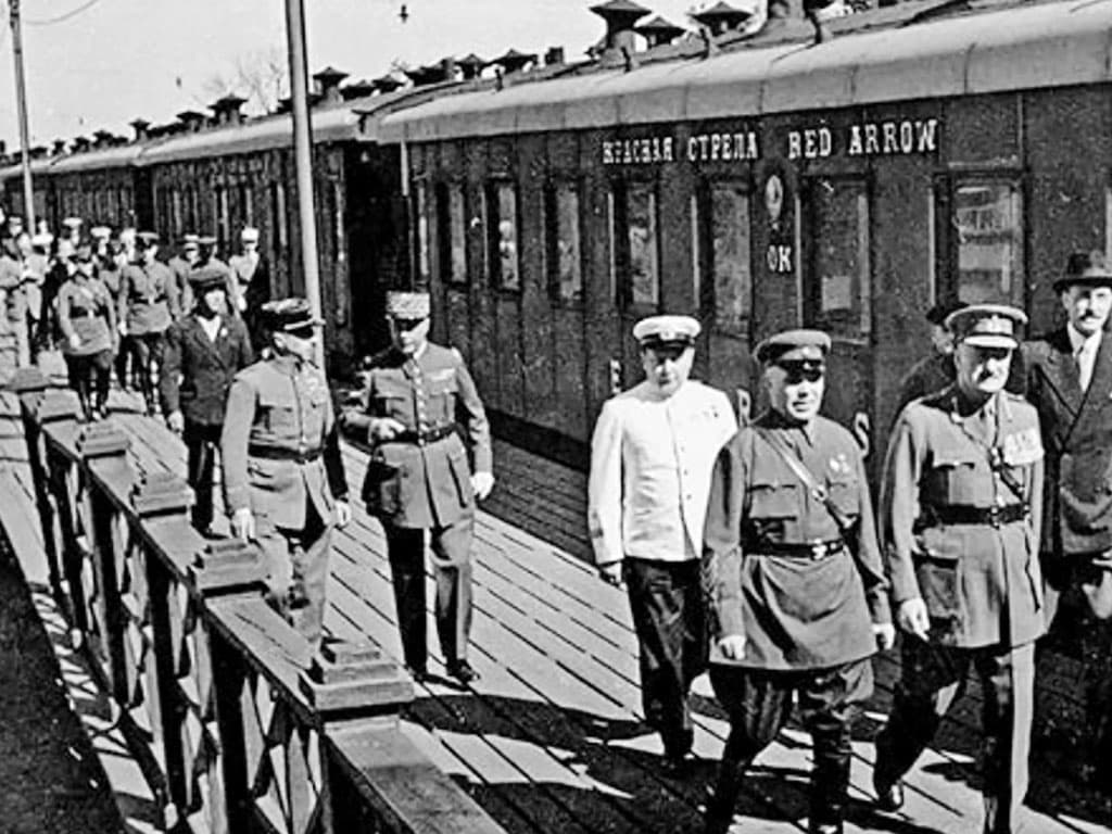 Прибытие в Москву военных миссий Великобритании и Франции. На переднем плане заместитель начальника Генерального штаба РККА Иван Смородинов и член британской военной миссии генерал-майор Томас Хейвуд